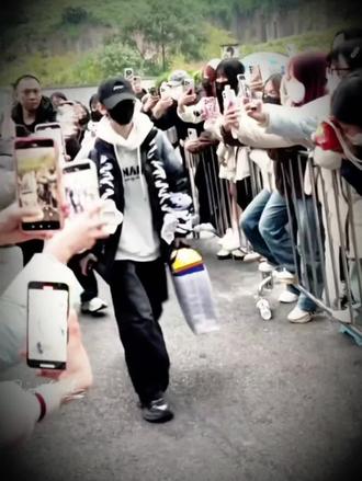 2022.02.14—2026.02.14
左奇函公开四周年快乐
2024.8.7的那个平常的不能再平常的一天,我认识了你,刚开始得知你是湖南人的时候,感觉我们好有缘分,我说,总有时间,我要去你的家乡看看,而高三备考的来临,让我总是抽不出时间。于是我暗自约定,等我高考大捷,我们就相约在重庆吧,那个时候,我想我一定是幸福的!
这一年半以来,我看你从青涩到耀眼,把热爱藏进每一次练习,把坚持写进每一个舞台。你慢慢长大,慢慢发光,把热爱熬成了底气,把坚持写成了答案。嗯。。到时候我可要好好看看你的努力成果,哈哈哈哈哈哈。
四年不长,足够见证一个少年的蜕变;四年也不短,足够让喜欢变得坚定又温柔。
四载星霜,织就光冕。谢谢你一路坚定,不曾放弃。愿未来繁花盛开,舞台常亮,初心不改,光芒万丈。愿你永远被温柔以待,平安顺遂,前路明亮,我们一直都在。
往后岁岁年年,我们继续陪你,走向更亮、更远的地方!
左奇函,公开四周年快乐
——Quaintwish_奇文.❀
#左奇函#左奇函公开四周年#左奇函未来可期