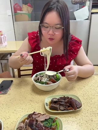 女孩子一定要多换发型,不然你永远不知道自己有多漂亮😂今晚就顺便在东城这边吃个烧鹅粉,又是完美的一天呀#日常vlog
