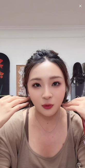 乐乐妈回应孩子露脸一事,称已离婚,无心博弈,只想过好自己的生活,带好两个孩子。她遵守了彼此孩子不露脸的约定,问心无愧,不想发表更多言论。#乐乐妈