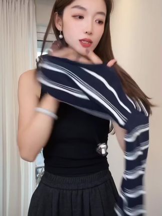 韩系一字领条纹斜肩针织上衣女早秋新款长袖慵懒宽松设计感毛衣#时尚气质穿搭 #女装时尚穿搭 #黑色高级感穿搭