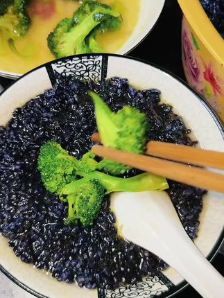 你有多少没吃上这个美食了,还能叫出它的名字吗?侗家人每天必不可少的主食哟