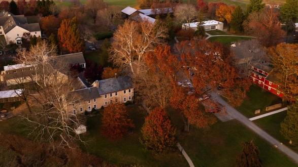 索尔伯瑞中学 艺术STEM都不错 索尔伯瑞中学成立于1925年,学校地处全美最宜居的New hope小镇,既安静又安全,环境十分幽静,但相对偏僻了一点。学校260个学生,15%的国际学生,师生比1:11(不是特别理想)中国学生不到10%。学校学业适中,老师比较负责,申请中建议真诚坦率的写文书,突出自己的优势,也不回避自己需要提高的地方。
学校自1925年成立以来以其强大的艺术项目而闻名,包括视觉艺术,音乐,舞蹈,戏剧等。另外,每年学校会在10月举办STEM周,不仅旨在让所有学生参与这些科目,而且激发对未来潜在职业道路的认真思考。#申请美高怎么选校 #美高申请规划 #索尔伯瑞中学 #宾州寄宿中学 #美高申请要求