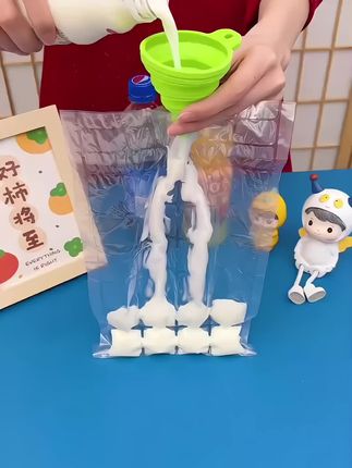 #美的冰箱使用体验 #创作者中心 #创作灵感 夏季来了这个 一次性冰袋 太方便了,把喜欢的饮料倒入冰袋,冻一冻拿出来就是冰块了#制冰模具#棒棒冰