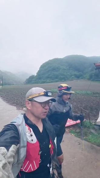 巴图鲁关门山越野赛 我和老赵一路惺惺相惜,鼓励陪伴
从晚上7:00发票枪,到第二天凌晨6点,在深山老林里,冒着大雨奔跑,摔跤,崴脚,寒冷,最后是坚定信念
跑了11个小时,最终用10个小时多,都说关门山够难,CP3-CP4是真的难,不过还好,我挺过来了,心灵和身体又经历了一次淬炼和成长,越野就是这样,只要有一颗倔强的心,不服输的自己,一定会活成你想要的样子~
人生没有意义,人生很有意义