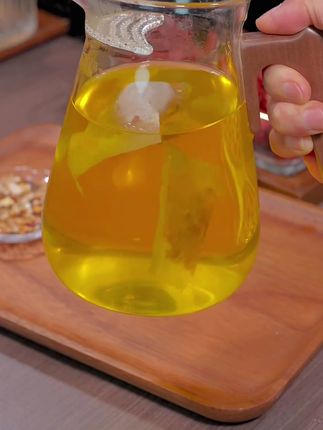 红豆薏米芡实茯苓茶 红豆的甜、薏米的清爽,加上芡实和茯苓的温润,煮出来的茶汤清清爽爽,带着自然的谷物香,喝起来一点不腻口。#红豆薏米芡实茶 #红豆薏米茯苓茶 #红豆薏米茶的功效与作用 #仙女都在喝什么 #红豆薏米茶