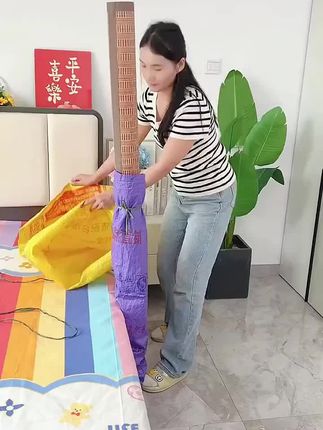 秋天来了,凉席不知道怎么收纳,赶紧放到凉席收纳袋里,圈起来不占空间,还防尘防霉呢!#凉席收纳袋