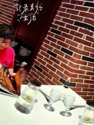 “和老伴打卡俄式西餐厅~披萨、大肉串轮番上阵,吃得那叫一个尽兴!岁月匆匆,幸好有你陪我把平凡日子过成美食盛宴,这大概就是老来伴的幸福模样吧~#俄罗斯美食 #老伴的浪漫 #晚年食光”