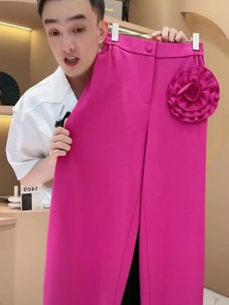 【亮哥女装】2025秋冬《玫瑰》火龙果色立体盘花镰刀型马蹄裤6337-P1