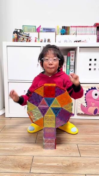 磁力片棒棒糖🍭
又是不给吃糖的一天。
蹲在后面好像一只小企鹅啊,哈哈哈哈。
#热门 #亲子手工 #磁力片 #儿童玩具 #小屁孩的日常