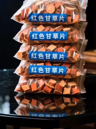 兄弟们速囤!红皮甘草片,手工精选好品质! 兄弟们看过来,红皮甘草片来啦!手工精挑细选,只留主根原切,每一片都带着自然纹理。阳光晾晒足时,锁住原色原味,无硫无熏更安心。无论是日常泡水,还是煲汤添味,都能融入恰到好处的质朴气息。片片扎实,自带红褐外皮与浅黄内里,尽显自然本真。库存有限,兄弟们抓紧囤,让这份纯粹风味随时伴身!#甘草 #甘草片 #红皮甘草 #超便宜超划算#好东西一起分享