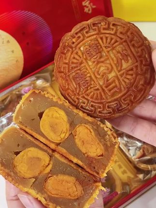 只有广东人才懂 #广州酒家 这口 #双黄莲蓉月饼 的含金量吧!金黄酥软的外皮包裹着细腻的莲蓉和起沙流油的咸蛋黄,一口下去超满足!!!#中秋 #中秋送礼 #中秋礼盒