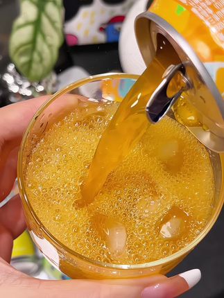 就这个屈臣氏新奇士新出的果味汽水,真的好喝到离谱,一口下去就像果汁和汽水在嘴里爆开,真的绝了,关键价格也超划算,你们快冲#强烈推荐 #超便宜超划算 #仙女都在喝什么 #新奇士果味汽水