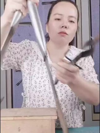 砍甘蔗神器刀,剥甘蔗叶神器刀,越南夹刀,夾斧,锰钢锻打越南弹簧刀,越南弹簧斧,甘蔗弹簧大湾刀,甘蔗弹簧小湾刀#高性能实用工具 #实用工具 #强烈推荐 #抖音推广 #五金工具 砍甘蔗前勾刀,砍甘蔗后勾刀,一刀多用,有量有价,蔗农的好帮手,砍收甘蔗的神器