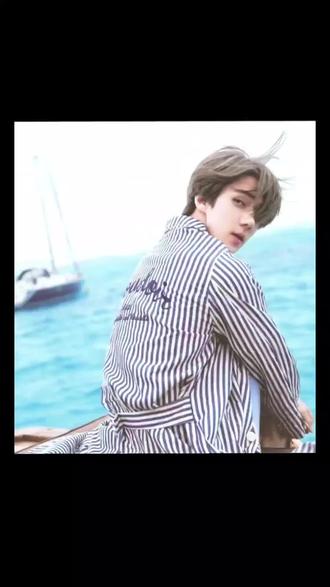 海边度假 我对大海有一种深度的迷恋,也许是因为那天我遇见#吴世勋,刚好也是在海边。
"世勋,你快来!"
我大步冲向沙滩,因为是淡季,此时的海边并没有什么人,海风裹挟着咸湿味的气息。
身上的防晒衣也被吹得鼓了起来,我蹲下身子掬起一捧海水,向靠近我的他洒了过去。
他笑起来是一双弯弯的月牙眼,宠溺的抬起手臂挡了一下,"喂,等下我可不会手下留情。"
我也向他做了个鬼脸,"略略略,打水仗这方面还是我比较厉害吧!"
于是我们在沙滩上开始追逐起来,此时正是快要日落的时分,海的边际也被晕染得像水天一色。
玩闹累了,我们依偎着坐在沙滩上,"你还记不记得,我们第一次见面也是在海边。"
我突然出声道,他懒懒嗯了一声。
"那天晚上,你在篝火边起舞,我在人群里一眼就看到你了。"
"其实我不会跳舞,当时也是被氛围感染了,所以才拉着手一起跳了。"
想起当时我还有些不好意思,语气里也带上了一丝怀念。
"今晚我们一起跳吧。"
他低下头看我,发丝在风中肆意飘扬。
我点头答应他,"好啊。"
情之所至,顺势吻上了他的唇。
#梦女向 #做梦素材