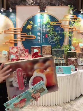 手工蛋黄酥,中秋送长辈的暖心选择! 今天下午去拍了几个小零食,有需要的朋友赶紧冲!#月饼#中秋#月饼礼盒#中秋送礼#全国地域特色月饼图鉴