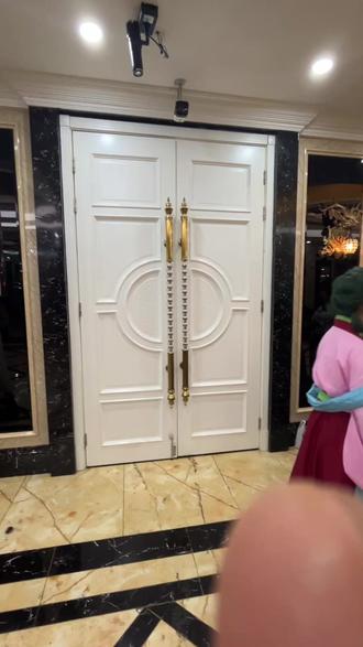 【法国赌神】我在漫展还原赌神出场 感觉这次漫展弄开门这个动作,比安琪拉开门还难₍₍ (̨̡ ‾᷄ᗣ‾᷅ )̧̢ ₎₎#COS #赌神 #法国赌神 #漫展 #我要验牌