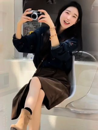 秋季超火搭配一整套女装2025新款复古涂鸦风牛仔衬衫半身裙两 #气质女神范儿 #气场全开 #美搭尽显女神范 #街拍小姐姐穿搭秀 #穿出女神范