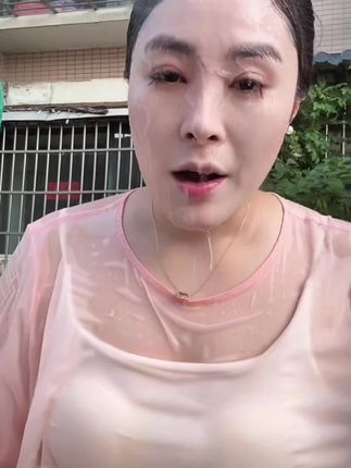 想要一款#持妆不假面 #防水防汗不脱妆 的#粉底液 选它就对了,涂上通透又自然,不假白!#粉底液推荐
