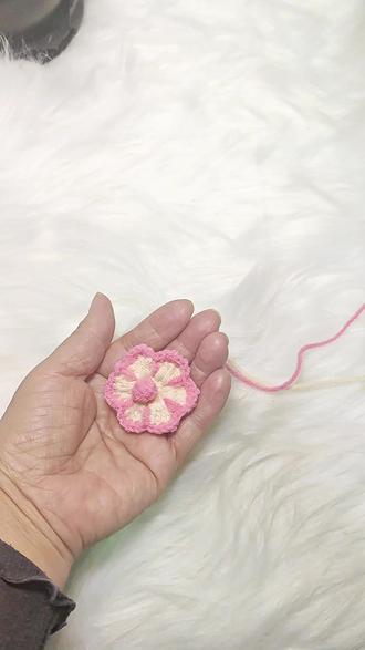 #创作者中心 #创作灵感 #钩织 #钩织教程 #新手入门
由基础钩织针法钩织的五辫花花片,简单易学,好看实用。新手也能钩出好看的花片,动手钩起来吧!