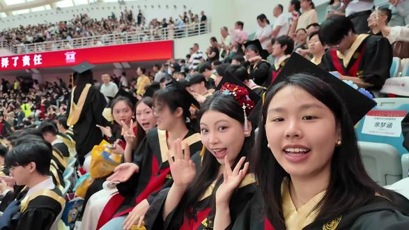剩下的话,留给盛夏 Summer will go on and on, and summer will stop here.
#上海交通大学 #上海交大 #毕业典礼现场 #毕业季 #十年之后会是什么样子
