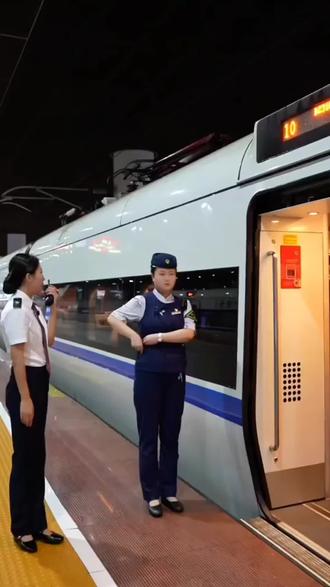 以下是CRH2系列和谐号在长三角地区的夜间车次清单(以2025年12月运营信息为例,夜间车次指20:00后发车/到达的车次):
1. G7390次
- 上海虹桥站20:15发车 → 杭州东站21:00
2. D3106次
- 上海虹桥站20:30发车 → 宁波站22:10
3. G7645次
- 南京南站20:45发车 → 合肥南站21:50
4. D5595次
- 杭州东站21:00发车 → 温州南站23:20
5. G7786次
- 苏州站21:20发车 → 上海虹桥站21:55
实际时刻以12306实时查询为准~