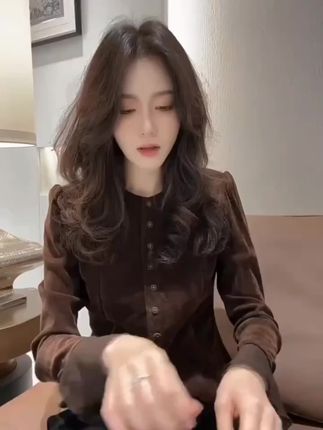 气质长袖时尚百搭复古法式小众设计感丝绒收腰显瘦网红秋冬上衣女#上衣穿搭 #小个子穿搭 #秋季新款 #显瘦穿搭 #时尚穿搭