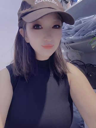 每个人都有自己的路,何必听风动容#努力卖衣服的小姐姐 #服装小姐姐 #帽子控小姐姐 #服装人日常 #酷酷的小姐姐