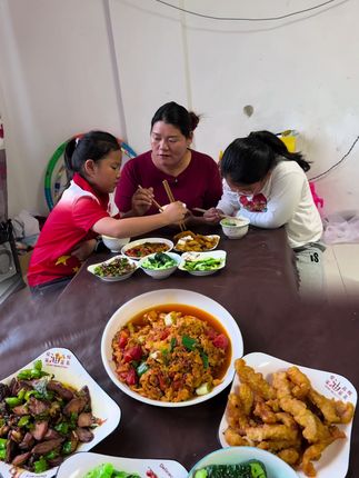 姐妹们露小白的洗衣液来大活动了,平时¥35.9发五瓶,现在一单给你们降¥9 还多送一瓶¥26.9给你们发六瓶需要的直接去拍 #记录农村宝妈带娃日常