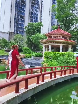 舞姐妹们聚在一起欢乐多多,秀出了不一样的精彩@DOU+小助手