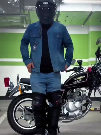 还没为冬季骑行做准备的兄弟们看过来、杜汉冬季保暖护膝、加长款、增加了脚踝防风设计、银狐绒内里柔软细腻、而且还有PP防护外壳、穿戴方便不移位、#骑行装备#冬季必备 #御寒保暖🔥🔥 #摩托骑行护膝 #这个冬天不怕冷