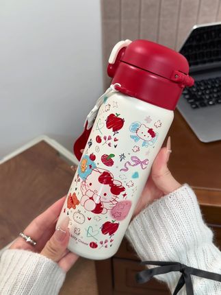 💥💥💥宝子们!爆炸可爱预警!!!这个KT保温杯真的爱了 吸管口能快速补水,赶时间也能 “吨吨吨”🥤。一键弹盖超顺手,单手就能开合,喝水超方便~ 还配了粉粉的挂绳,挂手腕或背包上都毫无负担🎒#好物推荐 #高颜值水杯 #可爱保温杯 #保温杯推荐 #便携保温杯