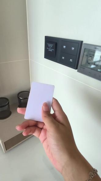 空调面板操作指南来啦,出门在外随时都可以用到
1、确保房间有电 插房卡取电
2、 打开空调面板右上角总开关
绿点表示开机模式
3、 左下角第一个选择制冷 送风模式
4、 第二个调节风速大小
5、 调节合适的温度高低
完成✅✅✅✅#智能温湿度 #空调的正确打开方式