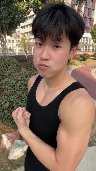 今日练后餐香蕉+鸡胸肉
#练后餐#鸡胸肉#健身人健身魂#一种很新的健身方式 #运动男孩