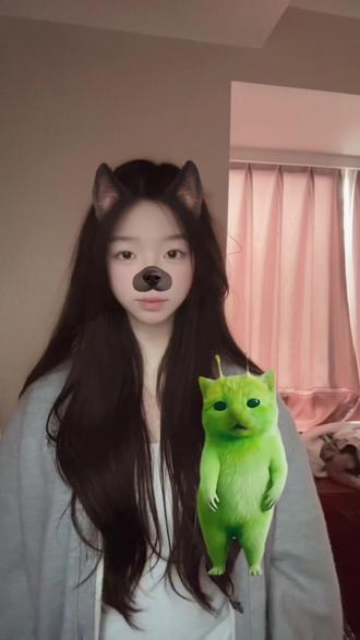 今天&@zzzz一起拍视频 #合拍 #小鸡舞挑战 #外星人舞蹈 #外星人 #手势舞