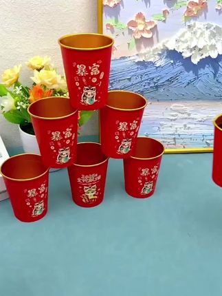 哎,老板,你们家这纸杯啊,这么金碧辉煌的,挺好看的。这个啊,就是今年新款的金蛇纸杯。#一次性纸杯#金蛇纸杯#实用好物 #美观实用