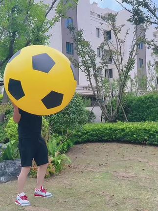 #我要上热门 你见过这么大的足球吗?#充气大足球 #儿童玩具 #户外运动 #亲子互动