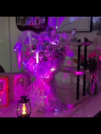 没想到不用去门店排队也能吃上爆师傅的蛋黄酥了。我是真的没吃过这么好吃的蛋黄酥,之前想吃都要排好长的队,现在线上居然也能买到了。他可不是普通的蛋黄酥,里面夹着一整块芝士,入口即。话,再加上沙沙糯糯的咸蛋黄,你真的想象不到他有多好吃。你们可以不相信我,但蛋黄酥请相信抱师傅。