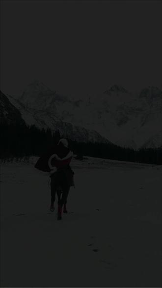 塞外一骑绝尘去,来生还做女娇龙 疆花春红谢匆匆,寒霜冷月葬佲容。塞外一骑绝尘去,来生还做女娇龙。
一一致献新疆好儿女贺娇龙#贺娇龙 · 作 者:万 飞