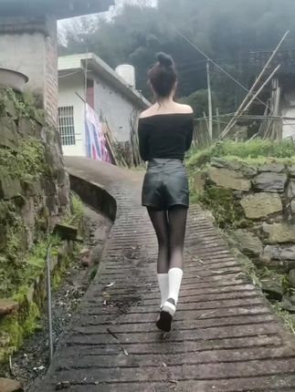 性别女 爱好男 只结婚 不恋爱 最好是四川宜宾的 远了 怕被家暴的时候 没钱回家 请求大数据把我推给需要的人#山里姑娘