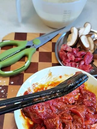 自从入手了这个防烫食物夹,家里的筷子都被我扔掉了!它是这种加长手柄的设计,平时用来夹面条、夹包子、夹鸡蛋也很方便,就连炒菜也能用它来翻炒。它是软硅胶材质的,再也不用担心会破坏锅底了,而且拿取也特别方便,不用的时候挂起来就行,既节省空间又美观。#硅胶食品夹 #实用好物 #食品夹