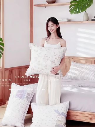 家人们,谁懂啊!这个按扣枕套我不允许还有人没发现!😭 之前换枕套、洗枕套,每次都得对着针线活头疼,缝半天还容易歪,真的太费劲儿了! 直到挖到这个宝藏按扣枕套,所有麻烦直接清零!✨ 往枕头上一套,再轻轻一扣,3秒搞定换枕套,手残党、懒人直接狂喜! 更绝的是它的面料,高密度纯棉纱布摸起来软乎乎的,亲肤又透气,夏天不闷汗、冬天不冰凉,一年四季用着都舒服~😌 关键是再也不怕睡觉翻身把枕套蹭跑,怎么滚都稳稳贴在枕头上,睡眠幸福感直接拉满! 这么好用的东西,真心建议每个家庭都备上!赶紧点下方链接冲,晚了可能就没库存啦!🛒#好物推荐🔥 #家居好物推荐 #面料柔软亲肤 #床上用品 #好东西一起分享