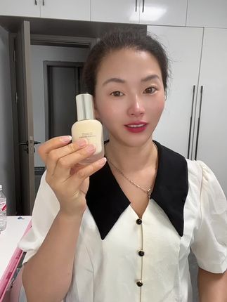 用了那么多款粉底液,这个是我用过最好用的,不卡粉不脱妆,粉质特别细腻,姐妹们不妨试试#防水防汗不脱妆 #遮瑕粉底液