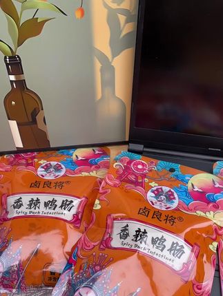 我又回购了这个香辣鸭肠,上次买了十包根本不够吃,家里人都说好吃,每根都香香辣辣的,还特别有嚼劲,一口下去超过瘾!而且它是开袋即食的,平时追剧下酒或者当个小零食都很合适。关键价格也不贵,你们赶紧去尝尝吧,相信我,你们一定会无限回购的!#香辣鸭肠 #上热门 @D0U十小助手 @生活服务热点中心