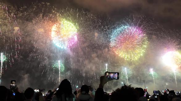 你就看吧 !一看一个不吱声! 半个小时一千万的#烟花秀 和 #无人机表演 照亮整个海上的天空🌌! 太美啦! 不留遗憾的 #烟花秀现场 #汕头烟花 2026 🎆