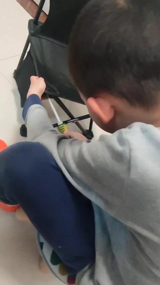 认真做事的小朋友最可爱。 板凳坏了不怕,咱换一个布料就行了,家里就这么个条件,父母指导下安全拍摄,请勿模仿!#你家孩子也这样吗 #记录孩子的点点滴滴 #小屁孩的日常 #熊孩子 #这个动作有点难 @抖加小助手 @我要上热门 @热门音乐🔥