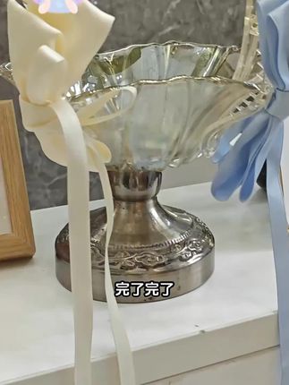 完了完了,被我发现手残的天才发家了。就是这个小芭蕾丝带夹,他强就强在他的防滑多尺设计和平躺不和脑袋的舒适感。不喜欢披发的姐妹就把所有头发盘好夹上,然后你就会获得一个圆乎乎的。放心哈,它的牢固程度也是在线的,或者是夹在普普通通的麻花辫上,瞬间可爱感翻倍啊,特别是爱睡懒觉的姐妹,早上出门就这样随手一夹,不,这个来的香。