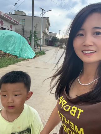 好久没有抱他了,都抱不动了,今天他吃的太多了,吃了饭还吃了面条,#孩子的快乐很简单