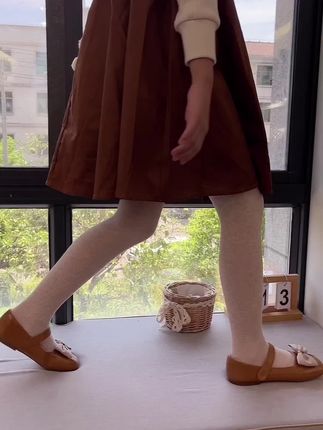 早晚有点凉的天气,女儿爱穿美美的小裙子,#儿童打底袜 别忘了给她准备两条,高品质#不起球不勾丝 弹力大#胖瘦都能穿 阳光棉的穿上软软乎乎的可太舒服了!!!