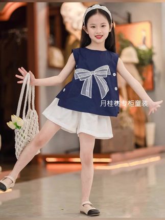 这套也太有设计感了吧,一整套女儿穿在身上,像个时髦的穿搭小博主似的,走起路来气场都不一样了,甜酷甜酷的##夏季穿搭 #女童套装 #谁穿谁好看系列 #生女儿就是用来打扮的 #高品质童装