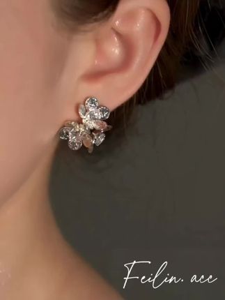 秋冬当然要戴花朵耳环呀美的不想摘下 #闪闪发光的耳饰 ##美出高级感 #超美 #精美耳饰